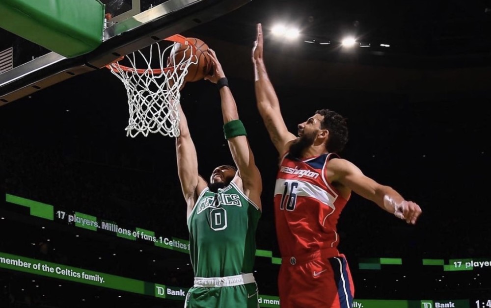  杰伦·布朗关键抢断锁定胜局，凯尔特人险胜奇才保排名